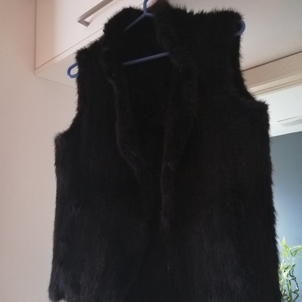 black vest from fox with two pockets and collar